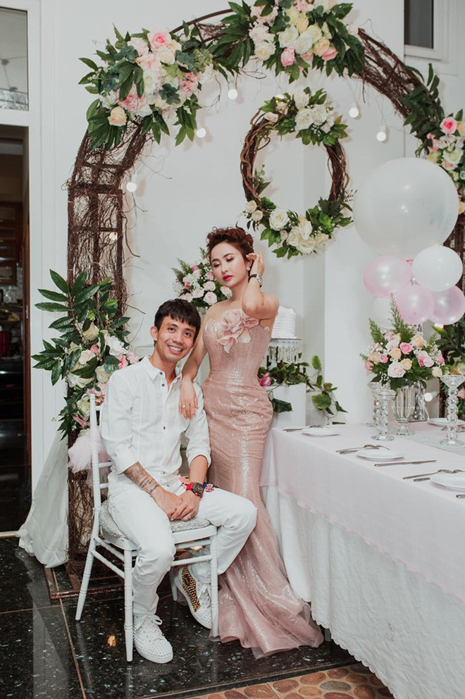 CĐM đang "đào mộ" bức ảnh của đại gia Minh Nhựa và mỉa mai sở thích ghép ảnh của cả 2 vợ chồng. "Không tin nổi, đại gia tiền tỉ mà cũng phải đi ghép ảnh ư?", "Nồi nào úp vung nấy" là những bình luận của CĐM.