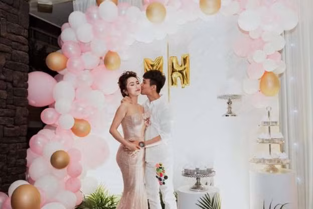 Cũng có ý kiến cho rằng cả 2 bức ảnh là trùng hợp concept, hoặc vợ chồng Minh Nhựa ưa thích cách checkin nên học theo.