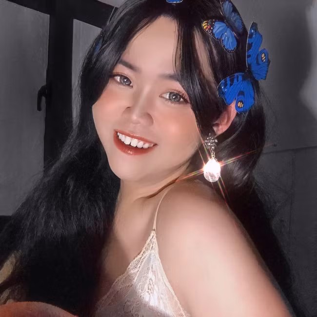 Dù sinh ra mang hình hài của nam nhân, thế nhưng những chàng trai này lại mong ước có tóc dài, có làn da mịn màng, trắng trẻo, môi đỏ... Họ tìm đến MXH Tik Tok và nhờ đây để có màn biến hoá thần thái "đỉnh cao" có thể thoả nguyện phần nào, ít nhất là trong thế giới riêng của họ.