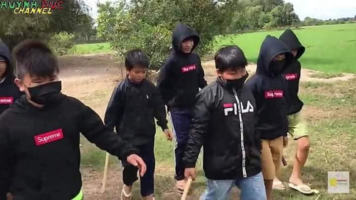 Đây đúng thật là hội richkid Việt Nam khi diện áo Fila và Supreme. Phụ kiện không thể thiếu cho những set thời trang siêu ngầu này chính là...khẩu trang y tế.