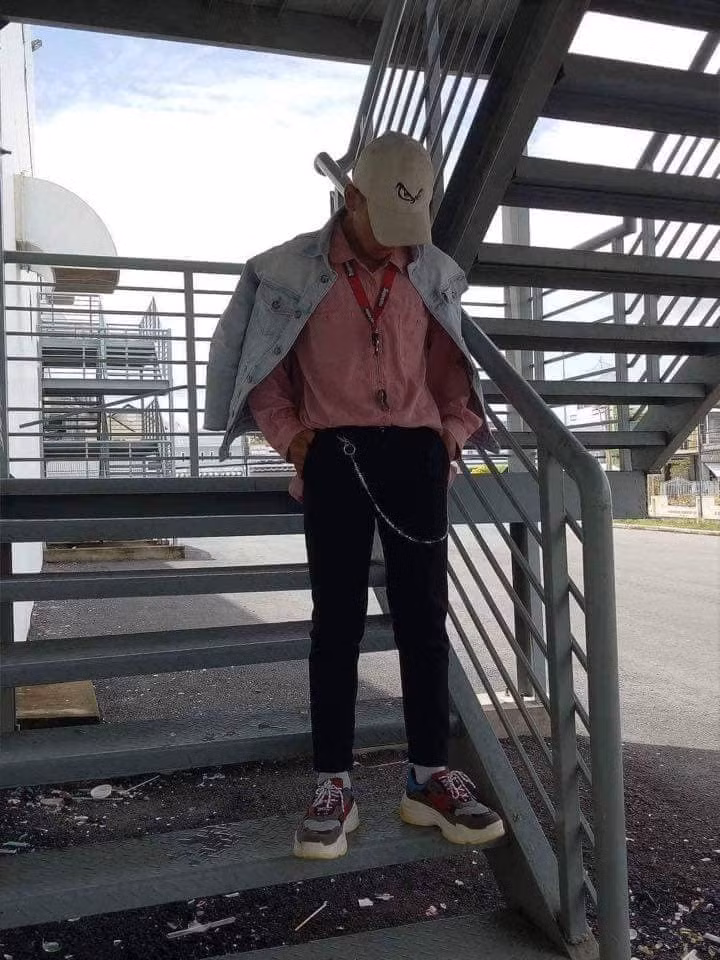 Những năm gần đây, đi giày thấp cổ và tất cao cổ đang trở thành xu hướng của người trẻ trên khắp thế giới. Và tất nhiên, giới trẻ Việt Nam không đứng ngoài xu hướng đó.