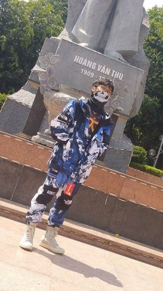 Trông anh bạn này "ngầu lòi" với set đồ hầm hố cùng với thêm chiếc bịt mặt "phượt thủ".