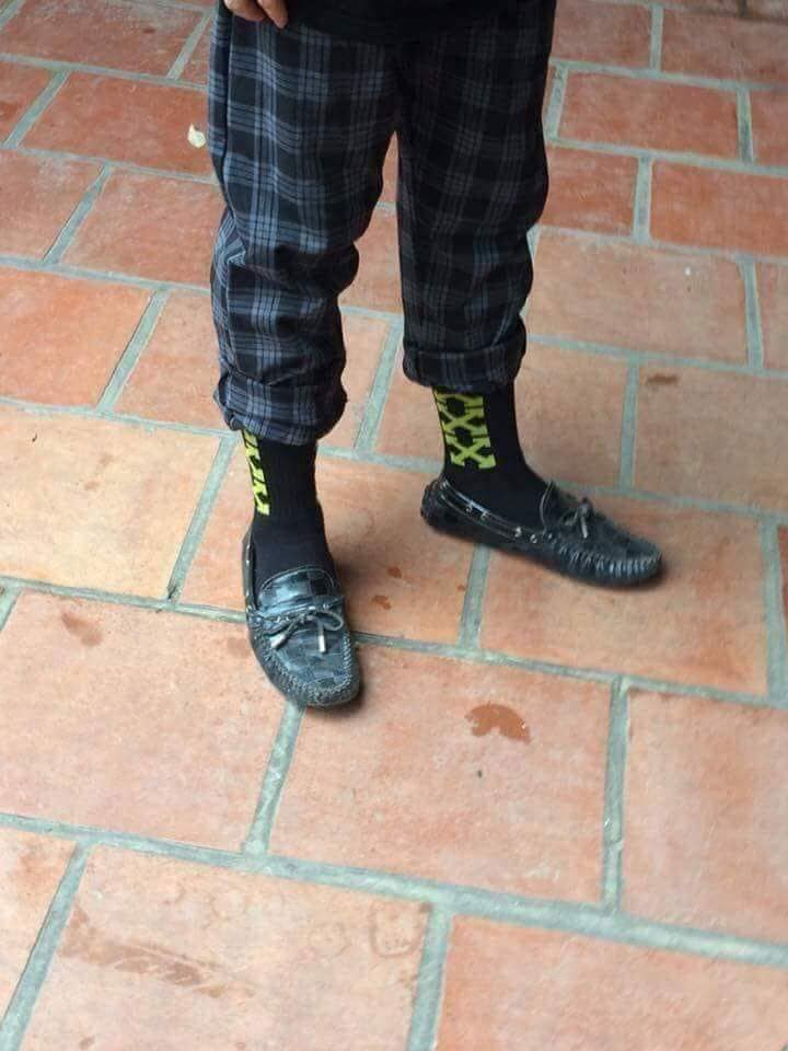 Những đôi tất cao cổ này có vẻ rất dễ kết hợp đối với các "fashionista" ở độ tuổi "trẻ trâu" bởi có thể kết hợp được bất kỳ thứ gì mà bạn có từ giày thể thao, giày lười, thậm chí cả dép lê nếu muốn.