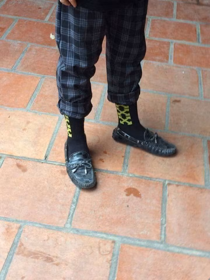 Những đôi tất cao cổ này có vẻ rất dễ kết hợp đối với các "fashionista" ở độ tuổi "trẻ trâu" bởi có thể kết hợp được bất kỳ thứ gì mà bạn có từ giày thể thao, giày lười, thậm chí cả dép lê nếu muốn.