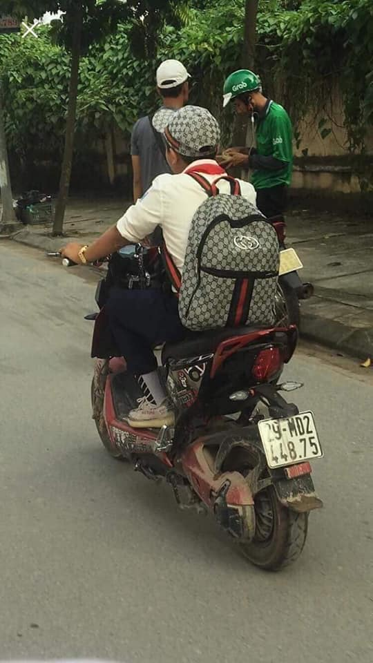 Vẫn còn lưu luyến xu hướng cũ là áo và cặp sách ton-sur-ton của thương hiệu Gucci, anh bạn này không quên "nhấn nhá" set đồ với tất cao cổ và một đôi Yezzy 350 đắt đỏ.