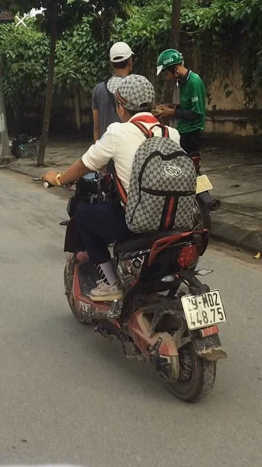 Vẫn còn lưu luyến xu hướng cũ là áo và cặp sách ton-sur-ton của thương hiệu Gucci, anh bạn này không quên "nhấn nhá" set đồ với tất cao cổ và một đôi Yezzy 350 đắt đỏ.