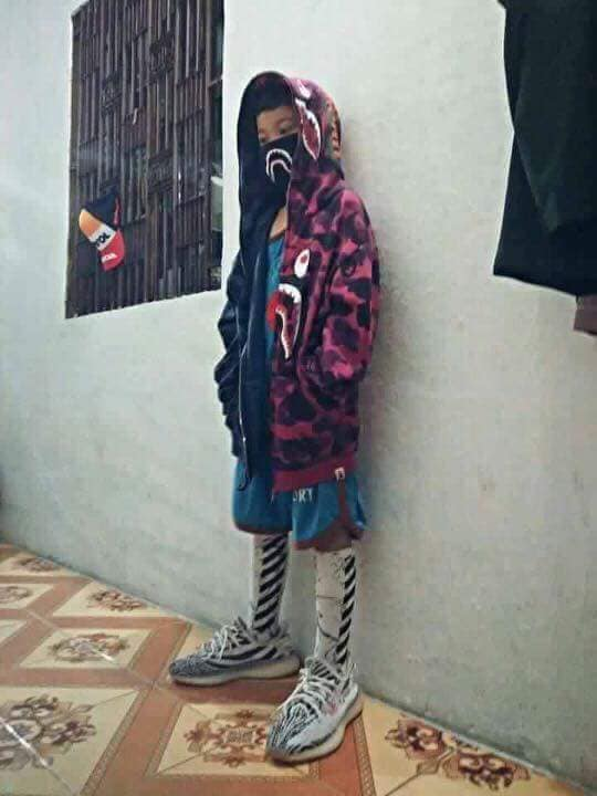 Quần sooc, áo hoodie có mũ, giày thể thao kết hợp cùng đôi tất dài đến đầu gối đang là một kiểu phối đồ được các "thanh niên trẻ trâu" cực kỳ ưa chuộng.