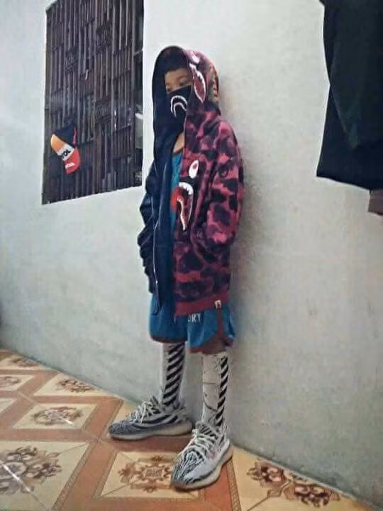 Quần sooc, áo hoodie có mũ, giày thể thao kết hợp cùng đôi tất dài đến đầu gối đang là một kiểu phối đồ được các "thanh niên trẻ trâu" cực kỳ ưa chuộng.