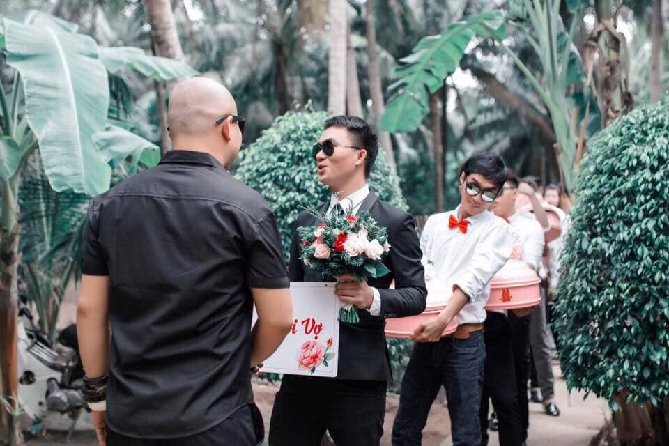 Màn thách cưới của nhà gái tại Bến tre mới đây đang khiến CĐM khen hết lời vì quá đáng yêu. Cụ thể, chú rể cùng đoàn bê tráp trước khi bước chân vào nhà gái phải vượt qua "cửa ải" uống hết 100 quả dừa đặc sản địa phương mới cho vào nhà nói chuyện tiếp.