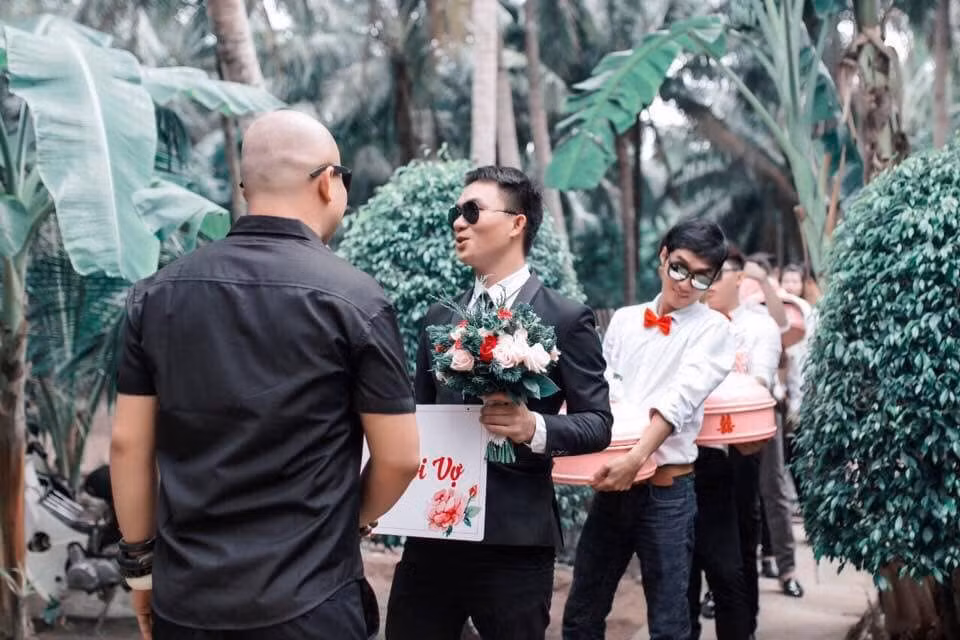 Màn thách cưới của nhà gái tại Bến tre mới đây đang khiến CĐM khen hết lời vì quá đáng yêu. Cụ thể, chú rể cùng đoàn bê tráp trước khi bước chân vào nhà gái phải vượt qua "cửa ải" uống hết 100 quả dừa đặc sản địa phương mới cho vào nhà nói chuyện tiếp.