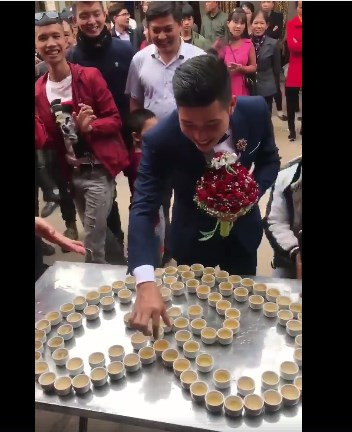 "Uống cho lắm rồi lời vào lời ra, lúc đấy thì hết cả vui", "Ngần này rượu trong thời gian ngắn là giết gan rồi còn gì", một số dân mạng bình luận.