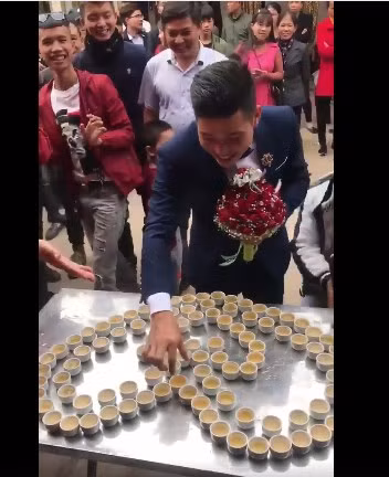 "Uống cho lắm rồi lời vào lời ra, lúc đấy thì hết cả vui", "Ngần này rượu trong thời gian ngắn là giết gan rồi còn gì", một số dân mạng bình luận.