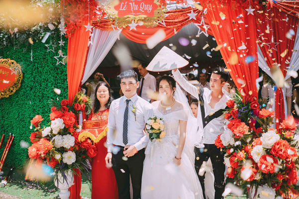 Được biết, đây là tục thách rượu ở Lạng Sơn, và chú rể chỉ cần nhấp môi cả 49 ly rượu.