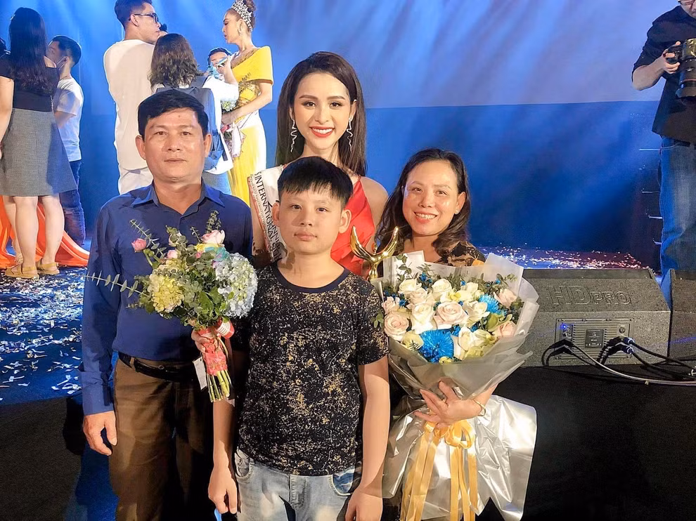 Để có vẻ ngoài hoàn thiện, cuộc sống đầy đủ như hiện tại, Tường Vi phải trải qua nhiều khó khăn, thử thách. Cô từng không được gia đình công nhận giới tính thật, phải bỏ nhà ra đi năm 17 tuổi.