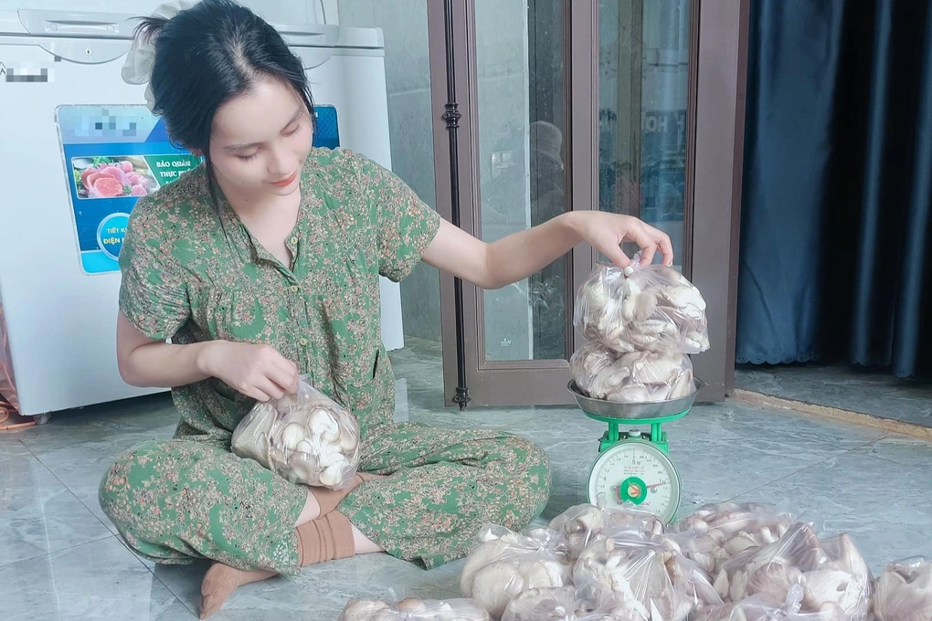 Tiết lộ về lý do bỏ phố về quê, á hậu sinh năm 1997 chia sẻ trên trang cá nhân: "Để quyết định về quê vào thời điểm này, tôi đã gác tay lên trán suy nghĩ suốt 2 tuần, không ngủ được, đầu muốn nổ tung." Cô chia sẻ muốn rời xa thị phi về quê an yên: "Vì gần đây, tôi gặp một vài biến cố khiến tôi ngột ngạt đến nỗi không còn muốn sống ở đất Sài Gòn bon chen này nữa. "