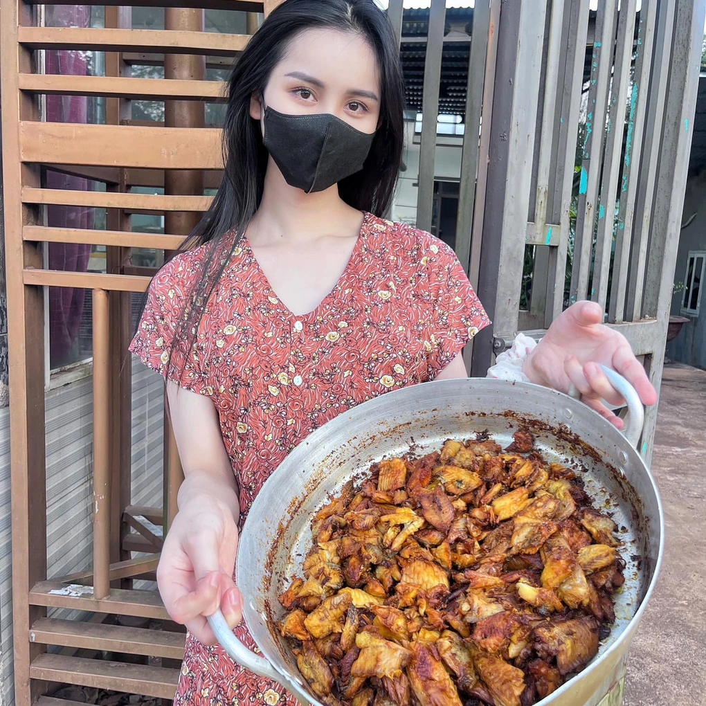 Tuy nhiên cách đây không lâu, Tường Vi bất ngờ thông báo với người hâm mộ về việc cô tạm rời TPHCM để về quê Đắk Nông lập nghiệp bán bún cá.