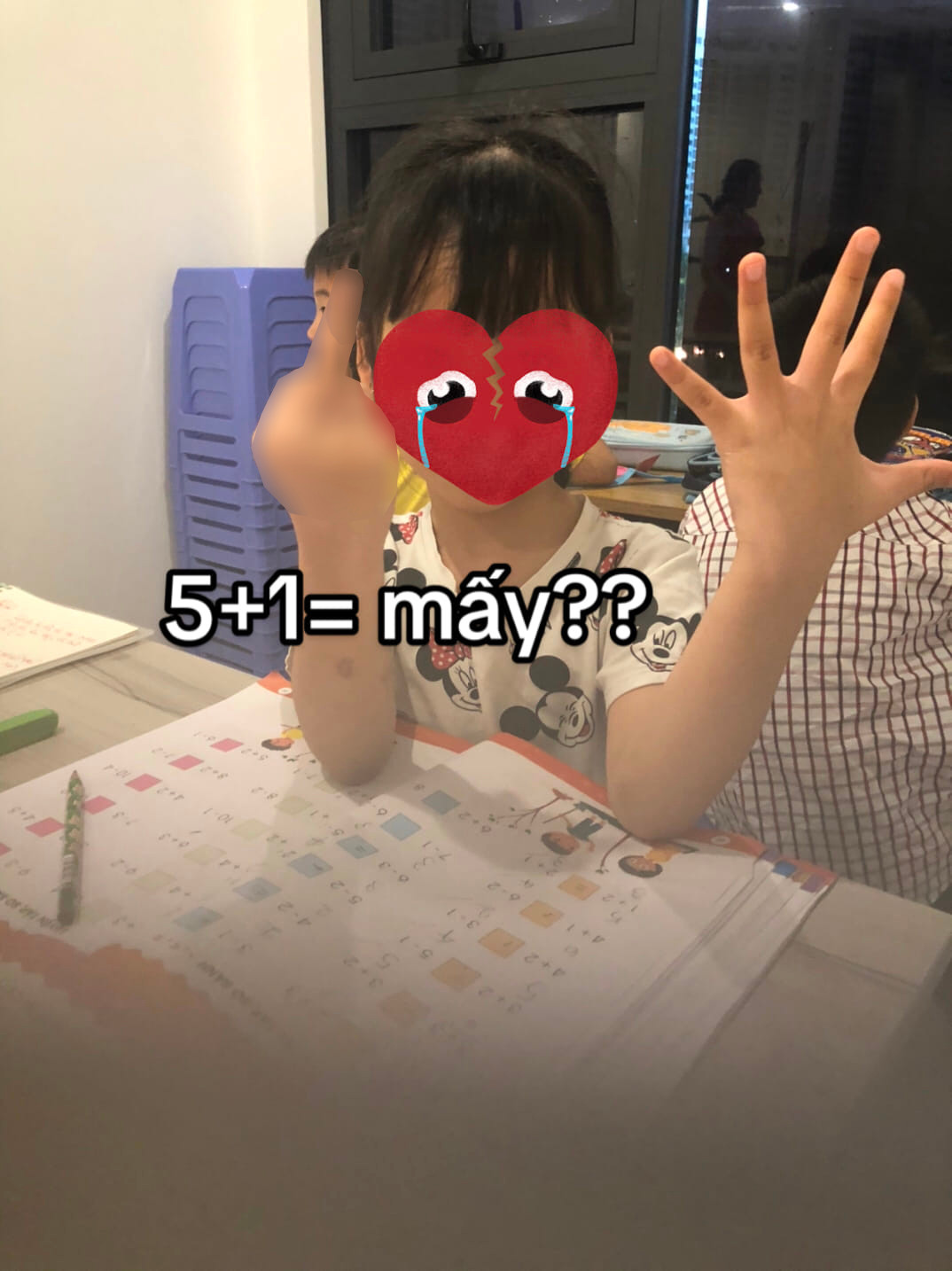 Phép tính thì đúng rồi nhưng trò có cần giơ ngón giữa lên không...