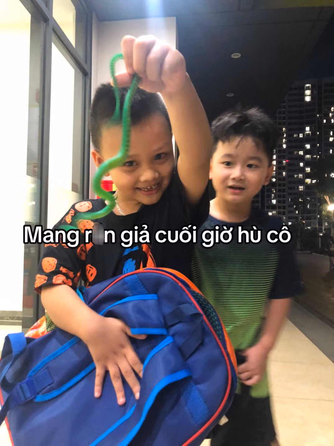 Học trò mang cả rắn giả để cuối giờ hù cô.