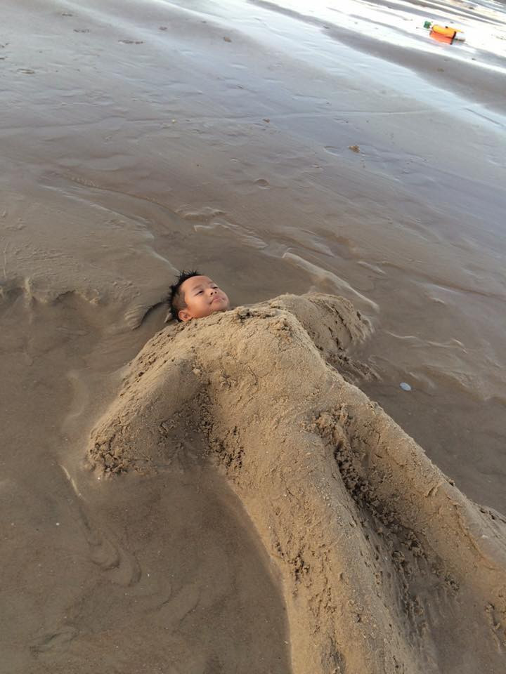 Một người chỉ việc nằm xuống, những người còn lại sẽ tạo hình.