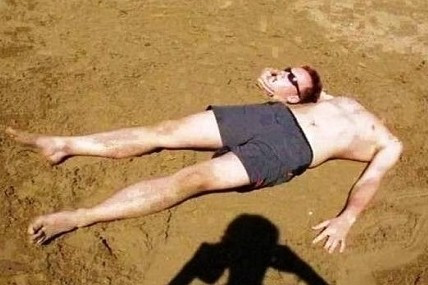 Cách tạo dáng thú vị khiến người đàn ông này như đang tự ôm chính đầu mình để đùa giỡn vậy.