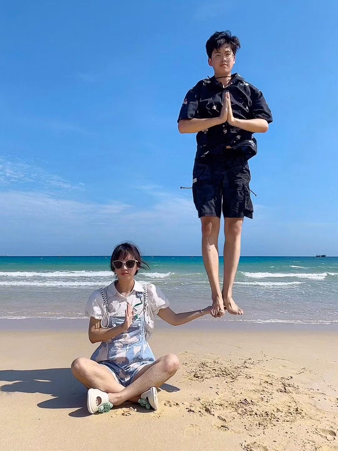 Ý tưởng chụp ảnh cho đôi bạn đi du lịch này cũng độc đáo không kém.