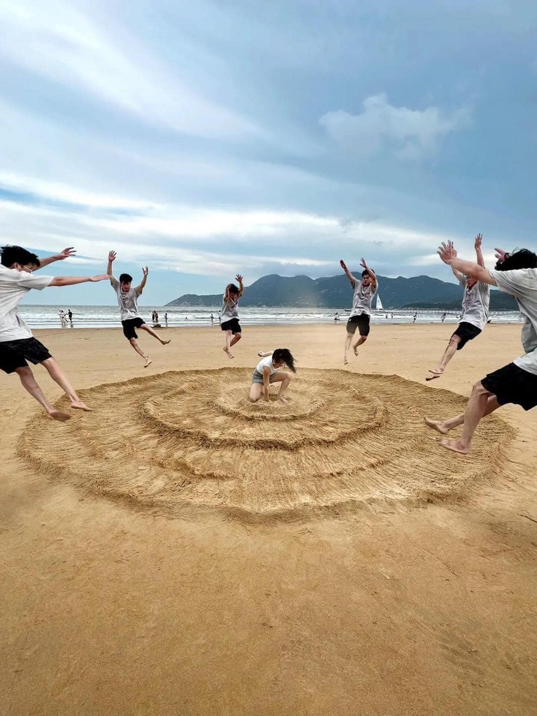 Mỗi lần đi du lịch, ngoài việc đi đâu, ăn gì hay mặc đồ nhóm ra sao thì câu chuyện tạo dáng chụp ảnh sao cho hay ho và đặc biệt cũng được quan tâm. Thay vì chỉ cười hay giờ tay "say hi" thì nhóm bạn này có cách tạo dáng cực bá đạo. Thần chưởng trong phim kiếm hiệp là đây sao?