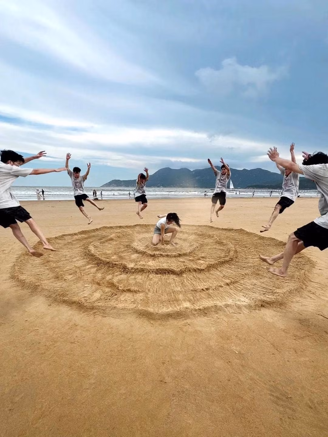 Mỗi lần đi du lịch, ngoài việc đi đâu, ăn gì hay mặc đồ nhóm ra sao thì câu chuyện tạo dáng chụp ảnh sao cho hay ho và đặc biệt cũng được quan tâm. Thay vì chỉ cười hay giờ tay "say hi" thì nhóm bạn này có cách tạo dáng cực bá đạo. Thần chưởng trong phim kiếm hiệp là đây sao?