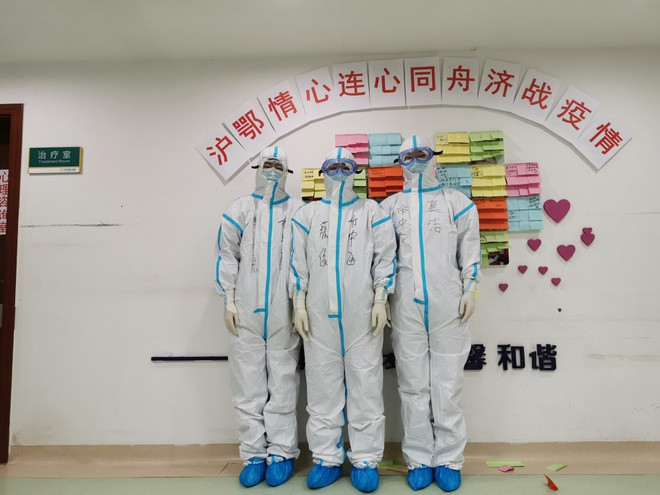 Để tránh việc các bác sĩ bị dính virus corona, mỗi người sẽ có một bộ đồ bảo hộ riêng có ghi tên từng người để không bị nhầm lẫn.