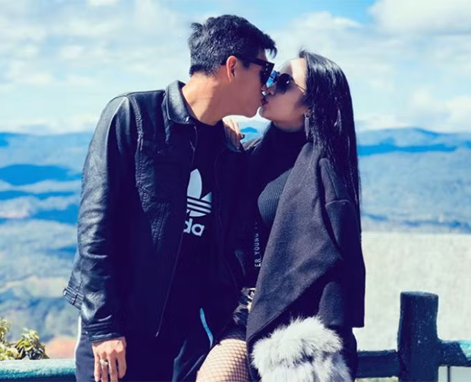 Bạn gái cầu thủ Tiến Linh sở hữu nhan sắc xinh đẹp, khuôn mặt đầu bĩnh, nước da trắng mịn và nụ cười tươi kèm má lúm duyên dáng.