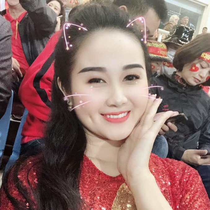 Xem qua những hình ảnh trên Facebook có thể thấy, Ngọc Quyên có cuộc sống tương đối khá giả. Cô nàng có xe ô tô riêng, nhà đẹp và nhiều đồ dùng hàng hiệu.