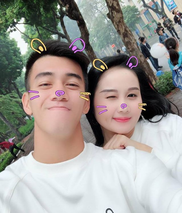 Chàng cầu thủ của U22 Việt Nam từng dành những lời có cánh cho người yêu trên mạng xã hội: "Cho dù cả thế giới có ghét em, riêng anh thì không... Bao nhiêu khó khăn và thử thách mình đều đã cùng nhau vượt qua thì không có gì có thể làm mình xa nhau được! I Love You Forever!"