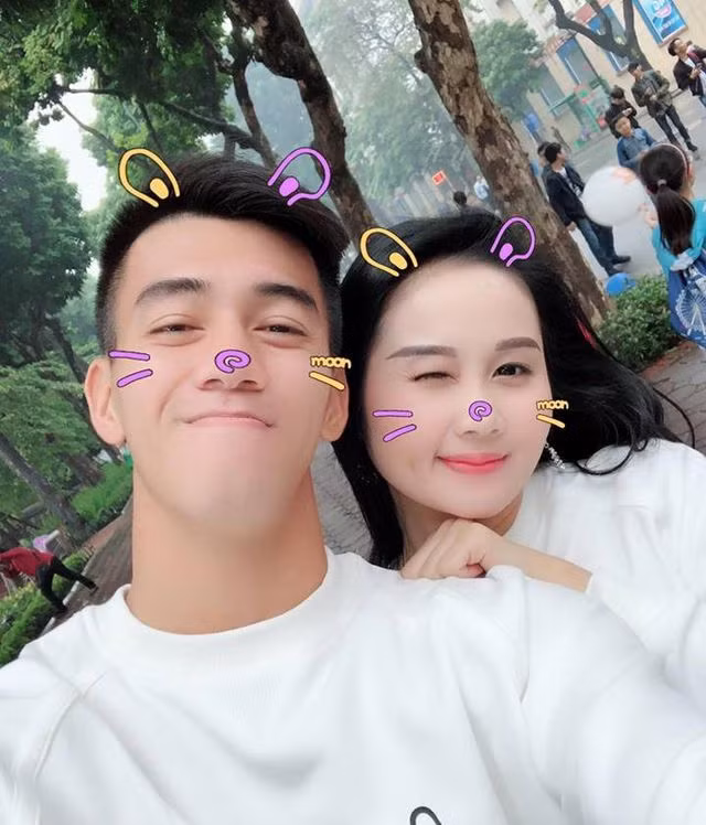 Chàng cầu thủ của U22 Việt Nam từng dành những lời có cánh cho người yêu trên mạng xã hội: "Cho dù cả thế giới có ghét em, riêng anh thì không... Bao nhiêu khó khăn và thử thách mình đều đã cùng nhau vượt qua thì không có gì có thể làm mình xa nhau được! I Love You Forever!"