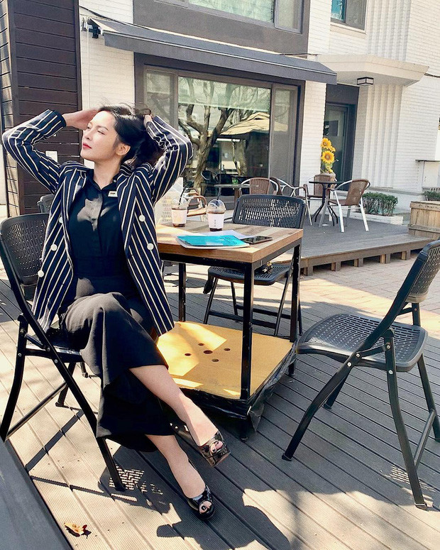 Không chỉ có nhan sắc hơn người, Quỳnh còn là một fashionista chính hiệu. Với dáng người đầy đặn, cùng những đường cong nóng bỏng cô nàng luôn diện những set đồ tôn dáng nhìn rất chỉn chu mà không kém phần sang trọng.