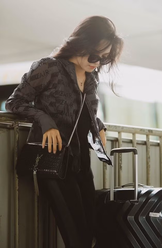 Được biết Vũ Thanh Quỳnh và Alan Phạm có chuyến công tác ở Huế cùng nhau theo lời mời từ một thương hiệu thời trang.