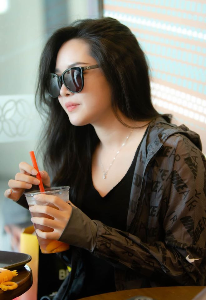 Vũ Thanh Quỳnh sinh năm 1992, quê ở Nam Định. Năm 2015, cô xuất hiện trong chương trình "Change Life" của VTV và được tài trợ phẫu thuật thẩm mỹ.