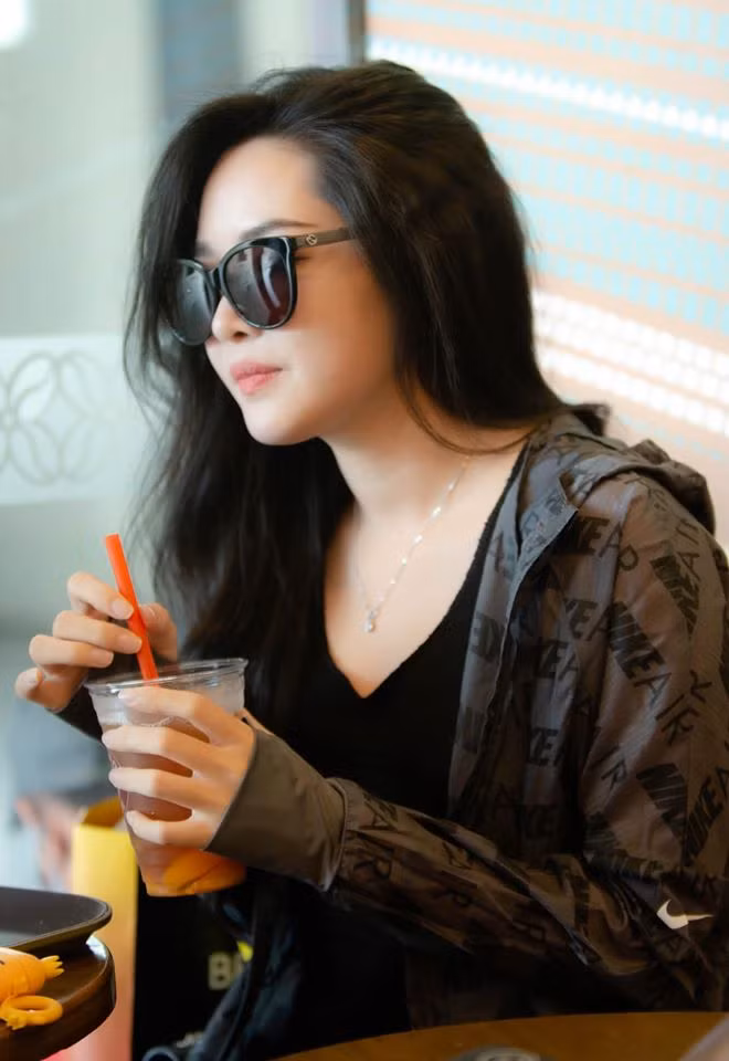 Vũ Thanh Quỳnh sinh năm 1992, quê ở Nam Định. Năm 2015, cô xuất hiện trong chương trình "Change Life" của VTV và được tài trợ phẫu thuật thẩm mỹ.