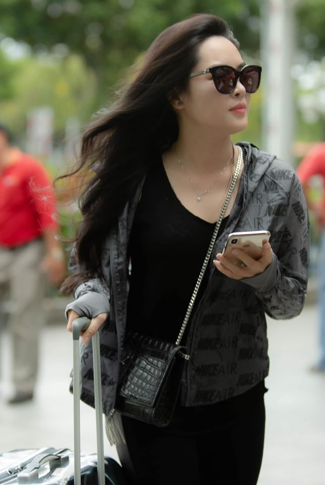 Mới đây, Vũ Thanh Quỳnh gây chú ý khi tung ra loạt hình ảnh thả dáng ở sân bay khiến nhiều người trầm trồ vì nhan sắc và thần thái.