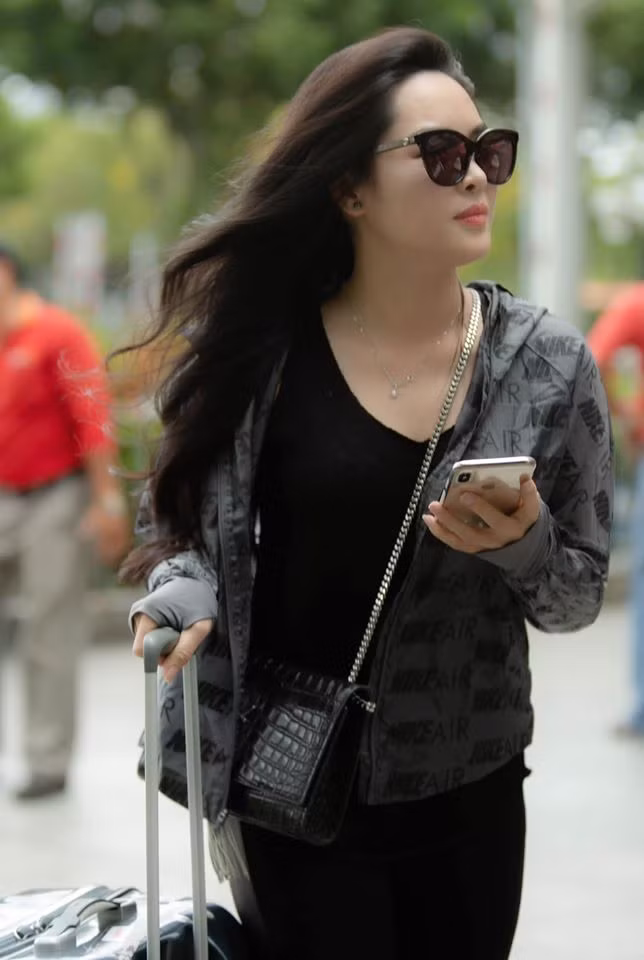 Mới đây, Vũ Thanh Quỳnh gây chú ý khi tung ra loạt hình ảnh thả dáng ở sân bay khiến nhiều người trầm trồ vì nhan sắc và thần thái.