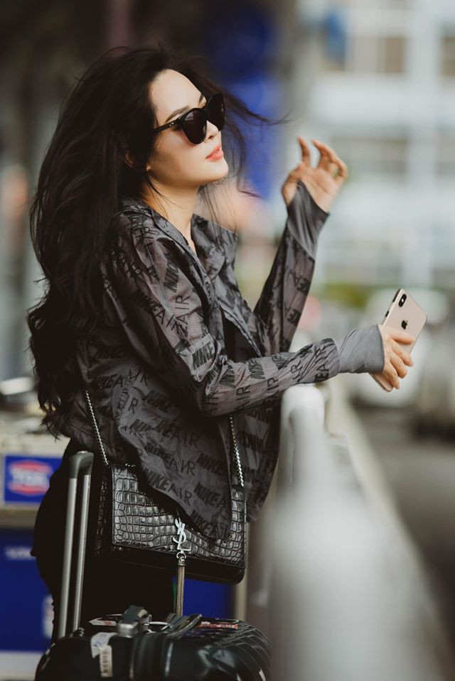 Phần lớn dân mạng đều nhận xét Thanh Quỳnh đẹp không khác gì lúc Ngọc Trinh tạo dáng ở sân bay trước đó.