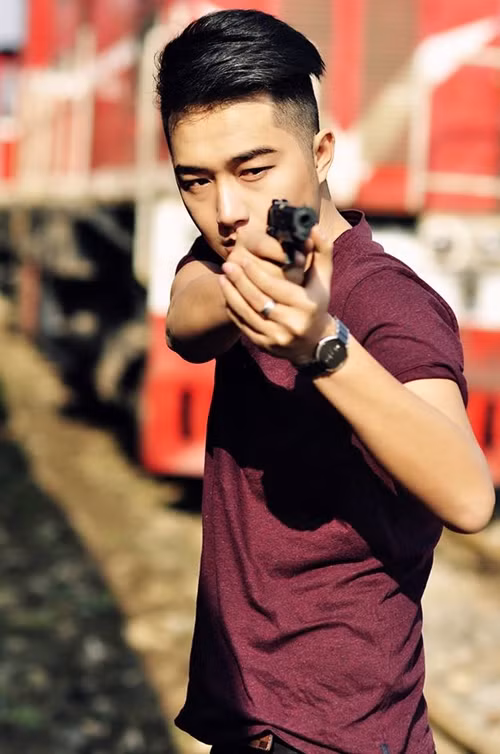 Anh chàng sinh năm 1990 và đến từ thành phố hoa phượng đỏ (Hải Phòng). Quang Uno từng là sinh viên HV Cảnh sát Nhân dân và hiện làm việc tại Công an Hải Phòng.