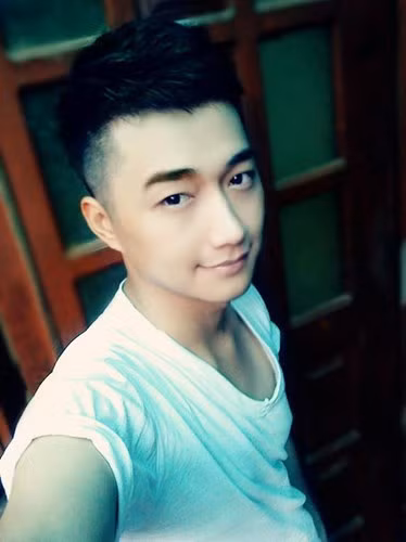 Anh chàng sở hữu khuôn mặt điển trai và được nhiều cư dân mạng nhận xét là "giống diễn viên Hàn Quốc". Quang Uno cũng được biết đến với vai trò là một người mẫu teen có tiếng của mảnh đất Hải Phòng.