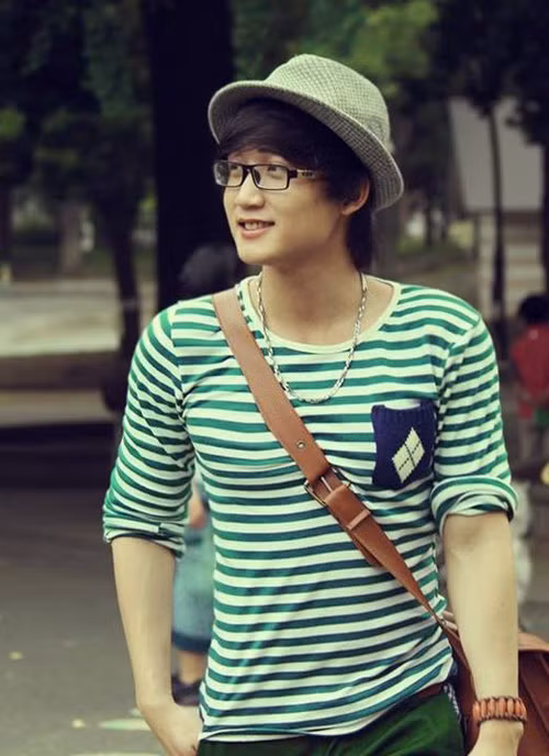 Nguyễn Quang Huy sinh năm 1989, hiện là sinh viên cao học năm 2 khoa Quản trị, trường Aomori Chuo Gakuin, Nhật Bản. Huy từng là sinh viên ĐH Ngoại thương TP HCM với bảng thành tích đáng nể: Sinh viên năm tốt cấp Trung ương năm 2011, giải nhất cuộc thi Bản lĩnh Nhật ngữ 2010, giải ba cuộc thi hùng biện tiếng Nhật cấp thành phố năm 2010 và đoạt học bổng Fujisawa 2009.