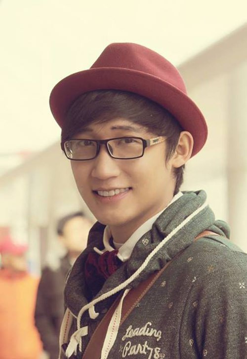 Xuất phát từ cuộc thi tìm kiếm tài năng Việt tại Nhật Bản, Nguyễn Quang Huy gây ấn tượng với khán giả bằng màn nhảy sôi động. Sau đó, anh chàng này nhanh chóng được cư dân mạng trong nước biết tới.