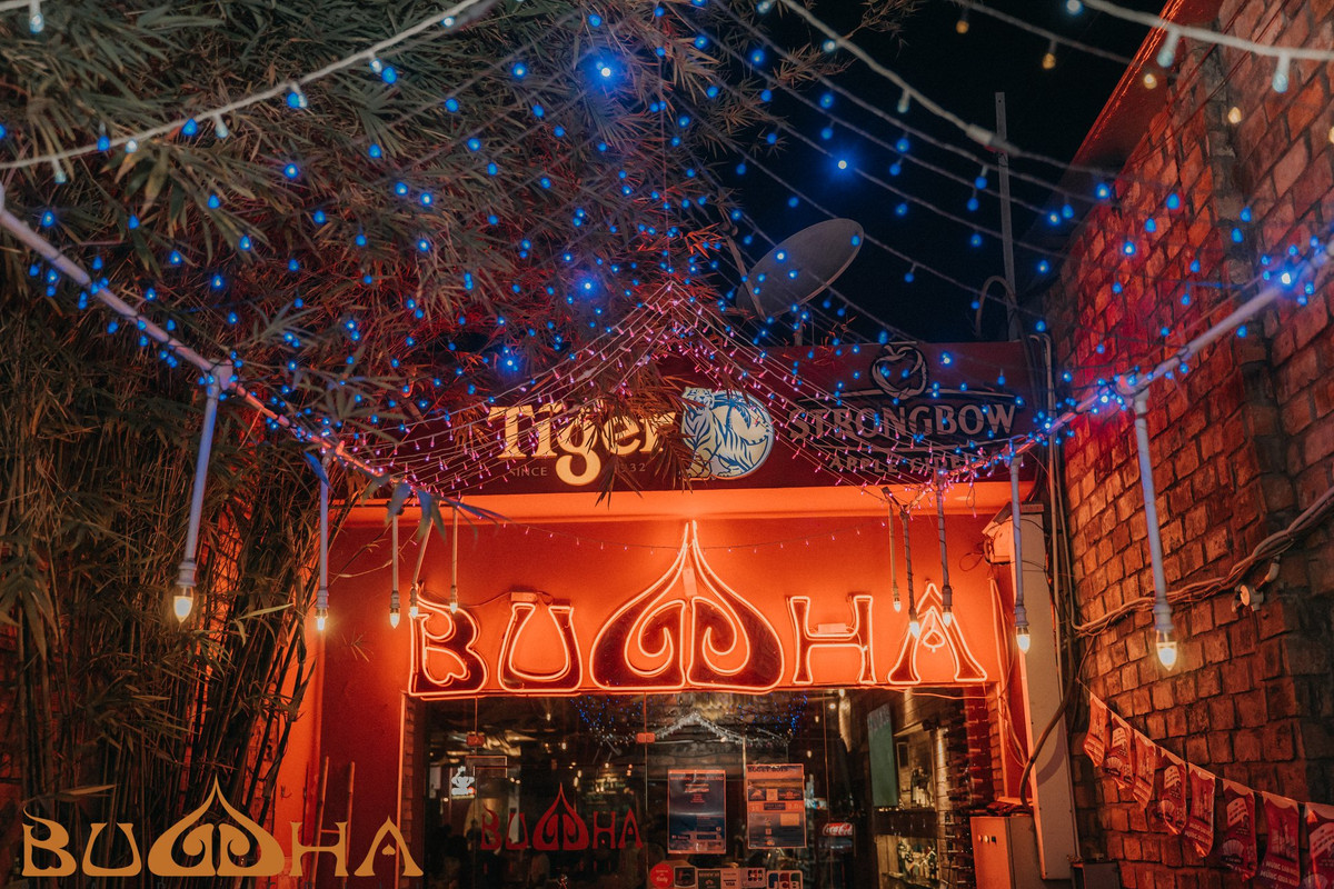 Quan bar Buddha phi cong Vietnam Airlines mac Covid-19 den... khach nao thuong lui toi?-Hinh-2