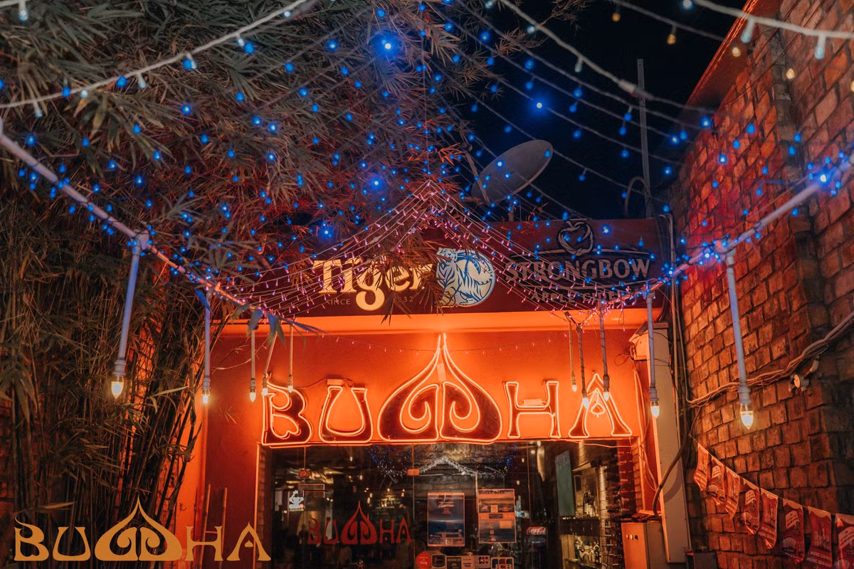 Quan bar Buddha phi cong Vietnam Airlines mac Covid-19 den... khach nao thuong lui toi?-Hinh-2