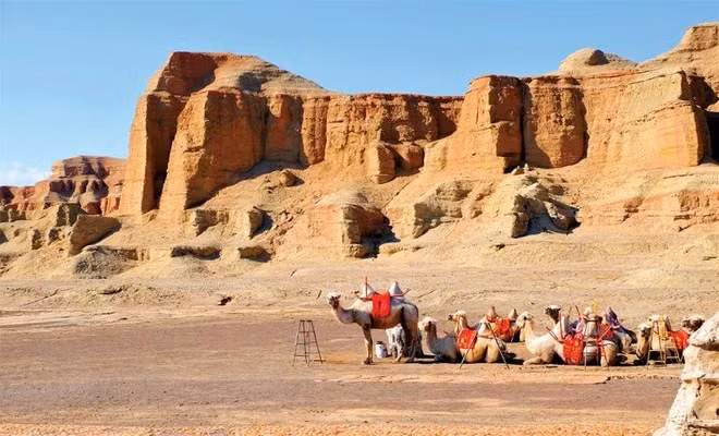 Ở Tân Cương có truyền tai nhau một câu nói như thế này. Ngồi máy bay mất 3 tiếng hỏi chị tiếp viên hàng không "Đã ra khỏi tỉnh chưa?" Chị tiếp viên trả lời: "Thưa anh, ra khỏi huyện rồi!" (Trích Tân Cương kỳ bí)