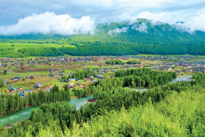 Diện tích của vùng đất này tương đương với 100 cái Bắc Kinh hoặc 287 cái Thượng Hải. Tổng diện tích của Tân Cương khoảng: Bắc Kinh + Thượng Hải + Hà Nam + Hà Bắc + Sơn Tây + Quảng Đông + Hải Nam + Giang Tô + An Huy + Triết Giang + Hồ Nam.