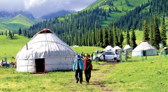 Lãnh thổ của Tân Cương vô cùng rộng lớn. Từ Urumqi (Ô Lỗ Mộc Tề) tới Kashgar (Ca Thập) tương đương với từ Tây An tới Thâm Quyến. Từ Hami (Cáp Mật) tới Kashgar tương đương với từ Thành Đô tới Hàng Châu. Altay (A Lặc Thái) tới Hotan (Hòa Điền) tương đương với từ Bắc Kinh tới Quảng Châu.