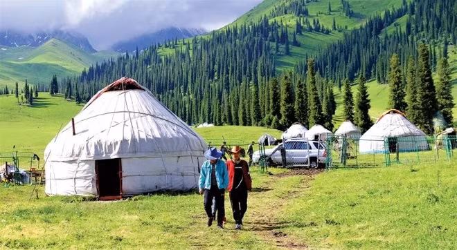 Lãnh thổ của Tân Cương vô cùng rộng lớn. Từ Urumqi (Ô Lỗ Mộc Tề) tới Kashgar (Ca Thập) tương đương với từ Tây An tới Thâm Quyến. Từ Hami (Cáp Mật) tới Kashgar tương đương với từ Thành Đô tới Hàng Châu. Altay (A Lặc Thái) tới Hotan (Hòa Điền) tương đương với từ Bắc Kinh tới Quảng Châu.