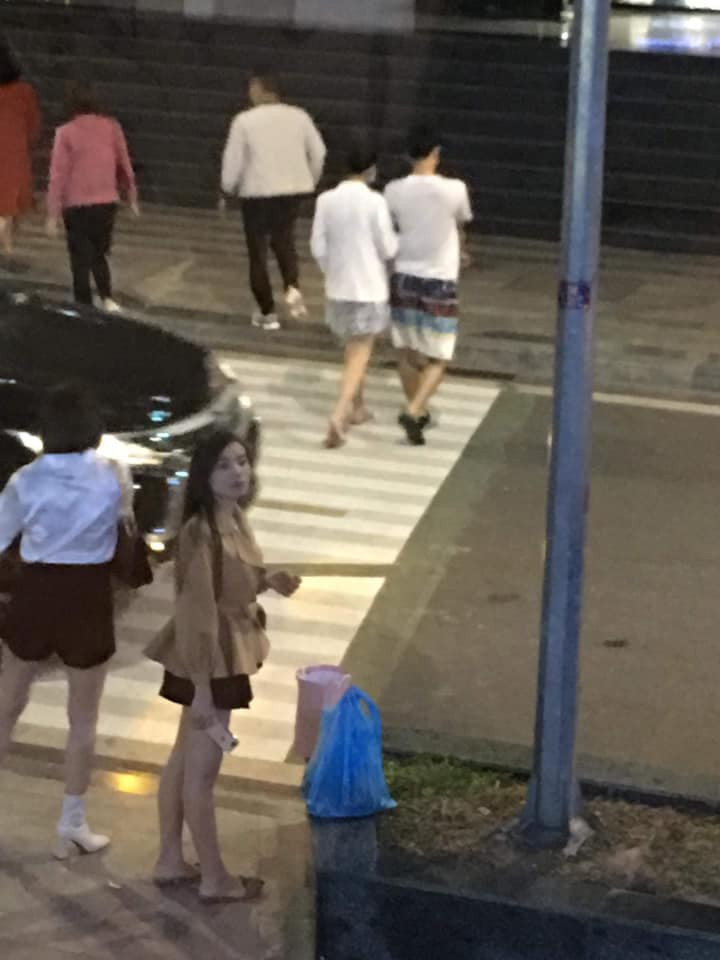 Theo chị vợ, hot girl trường Y này có tên L.T.T học Răng hàm mặt, xinh xắn lại nhiều lần được lên báo nên chị và chồng quyết định thuê về để quay quảng cáon cho phòng khám nha khoa tư nhân của mình. Ngay trong hôm đầu tiên gặp mặt, cô nàng đã hỏi dò về chồng chị. Sau khi hợp tác, cô nàng còn xin ở lại học việc ở phòng khám, chị vợ vẫn vui vẻ đồng ý.